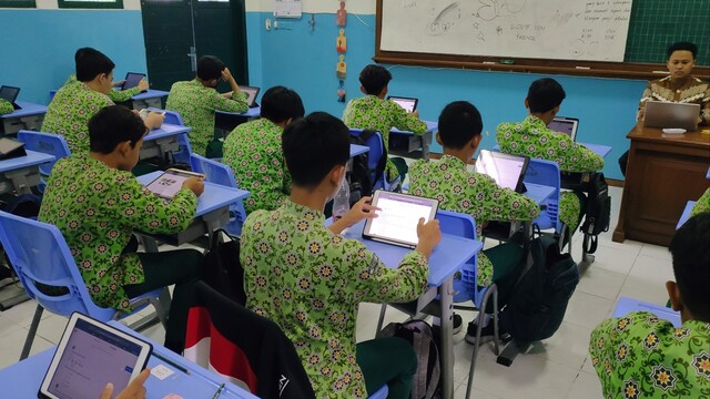 Sekolah dan Teknologi